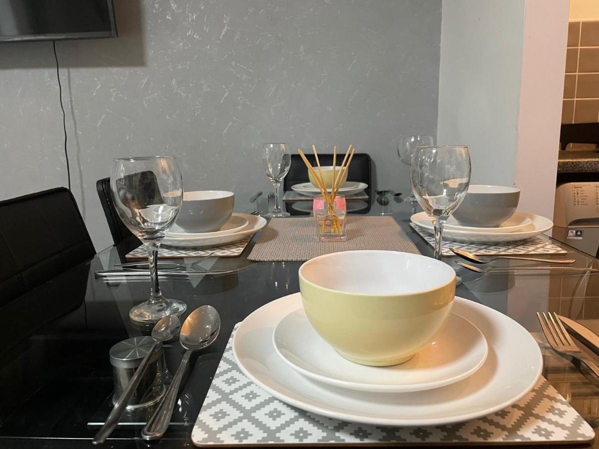 Seven Suites - Beautiful 2-Bed Apartment With Parking In Watford Central 외부 사진