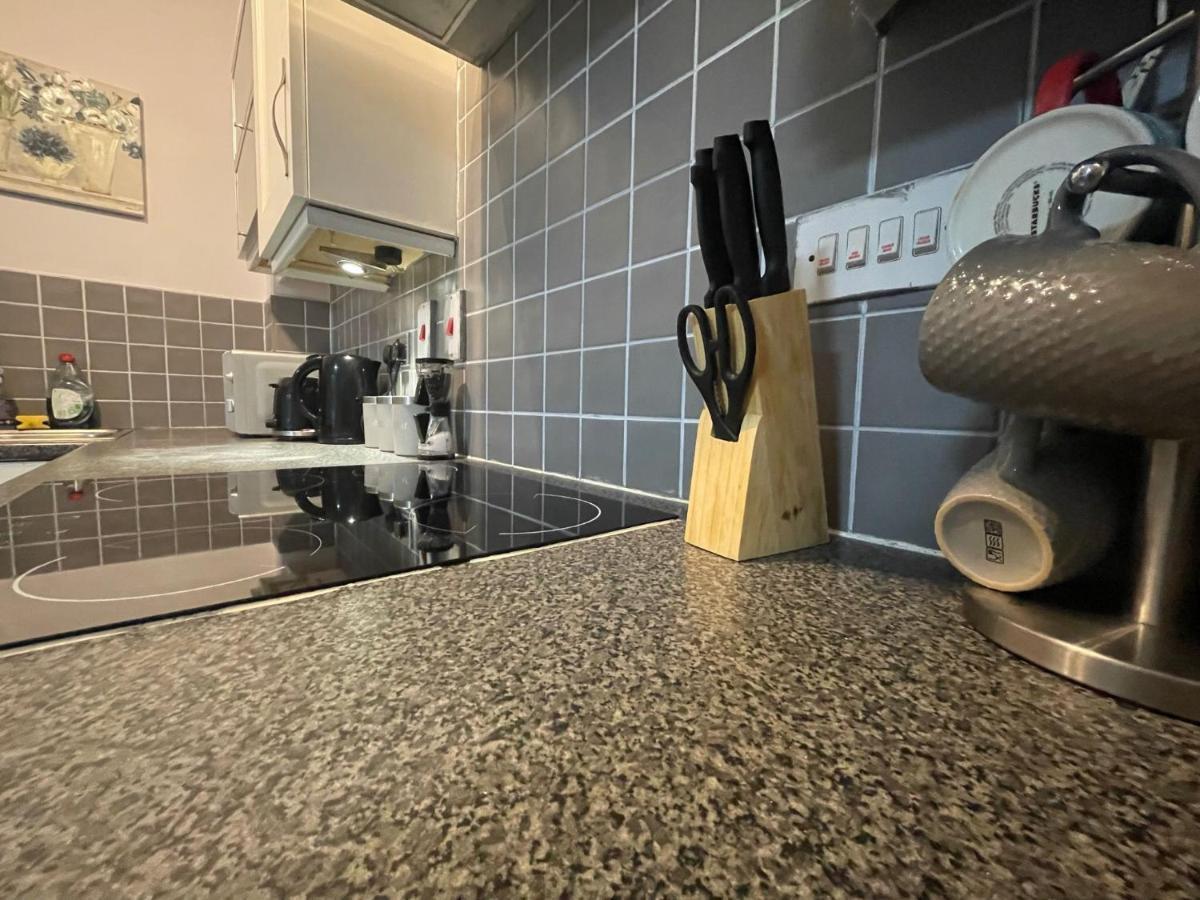 Seven Suites - Beautiful 2-Bed Apartment With Parking In Watford Central 외부 사진