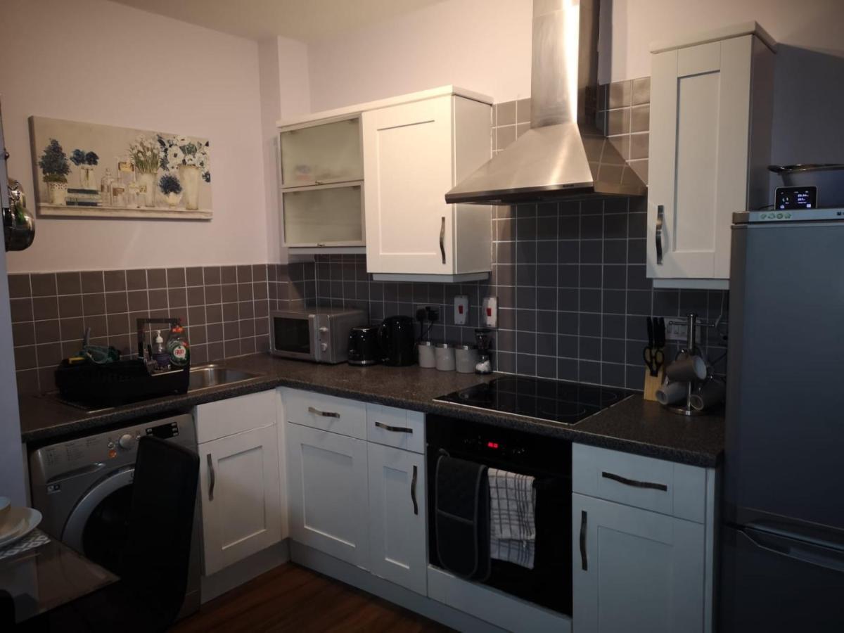 Seven Suites - Beautiful 2-Bed Apartment With Parking In Watford Central 외부 사진