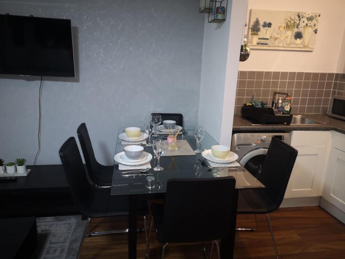 Seven Suites - Beautiful 2-Bed Apartment With Parking In Watford Central 외부 사진