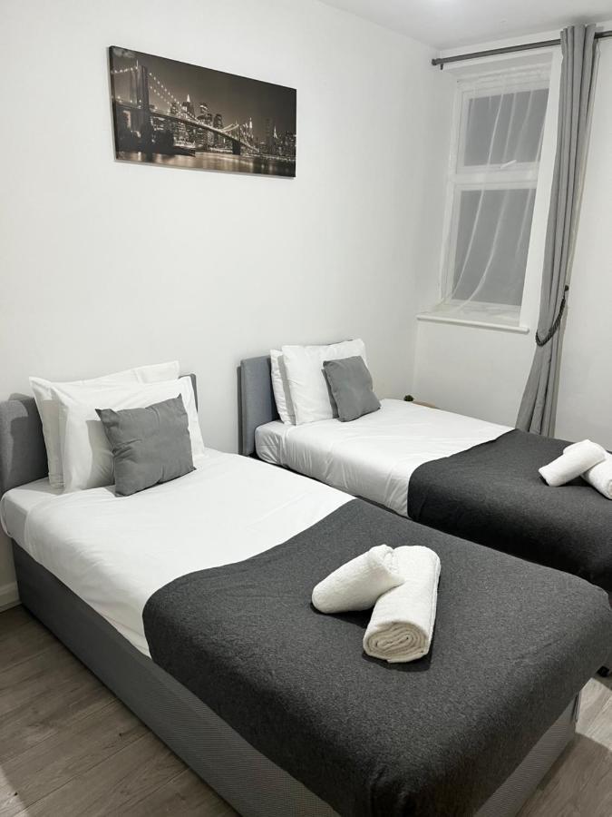Seven Suites - Beautiful 2-Bed Apartment With Parking In Watford Central 외부 사진