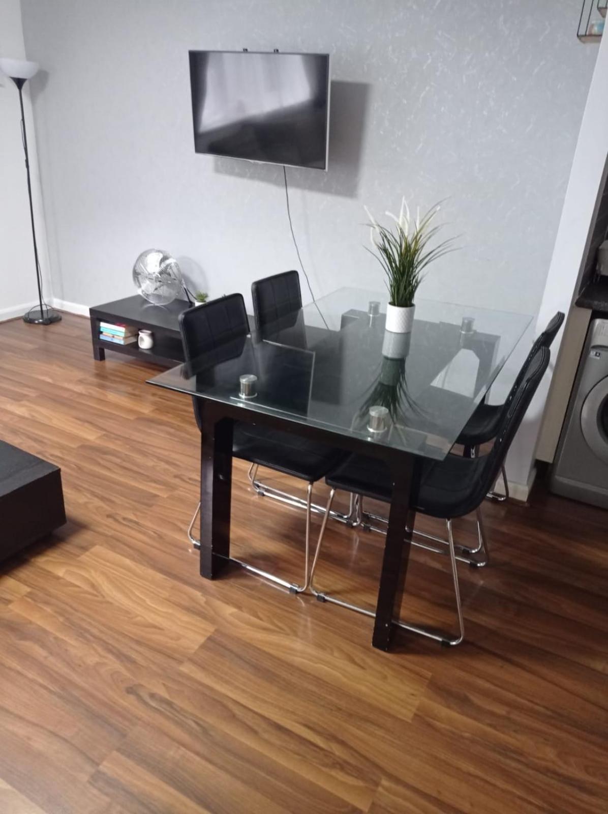 Seven Suites - Beautiful 2-Bed Apartment With Parking In Watford Central 외부 사진