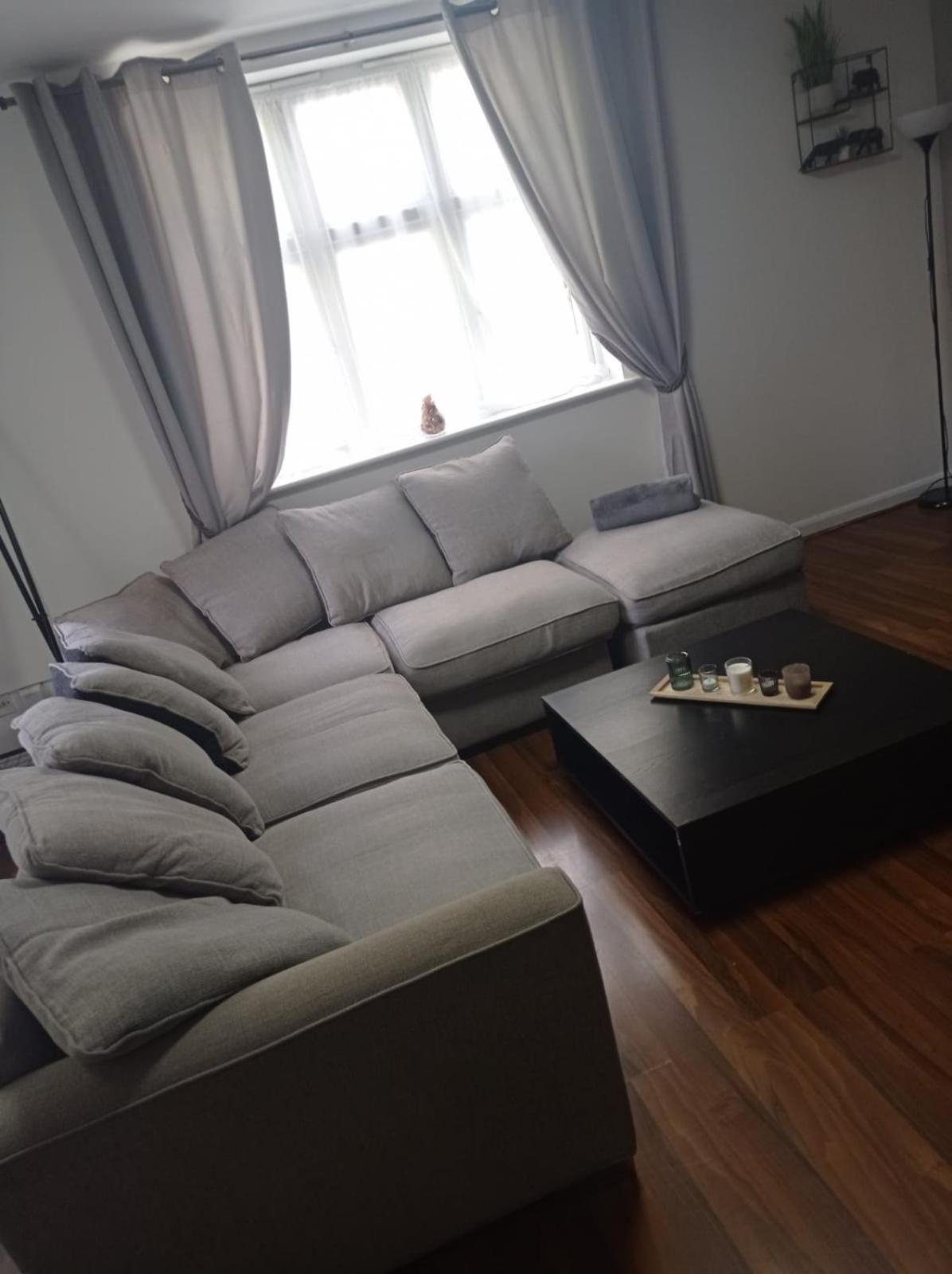 Seven Suites - Beautiful 2-Bed Apartment With Parking In Watford Central 외부 사진