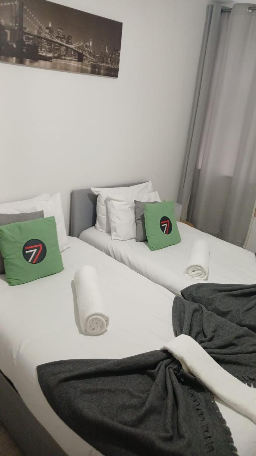 Seven Suites - Beautiful 2-Bed Apartment With Parking In Watford Central 외부 사진