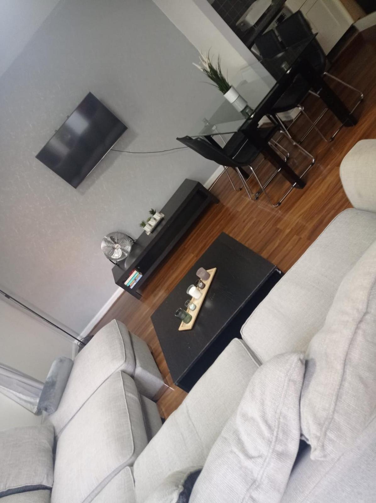 Seven Suites - Beautiful 2-Bed Apartment With Parking In Watford Central 외부 사진